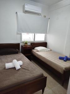 コリエンテスにあるCamba Cua Relaxのタオルが敷かれたベッドが2つある寝室