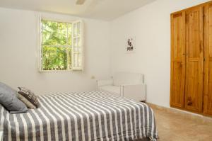 ein Schlafzimmer mit einem Bett, einem Fenster und einem Stuhl in der Unterkunft Casa de vacaciones con piscina y espacio recreativo in Santiago del Estero + 32 Fotos