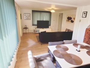 Øster Asselsにある8 person holiday home in Øster Assels-By Traumのテーブルとソファのあるリビングルーム