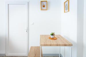 una mesa de madera con una maceta. en La Panthère d'Auch "By Cottage d'Auch", en Auch 9 fotos más