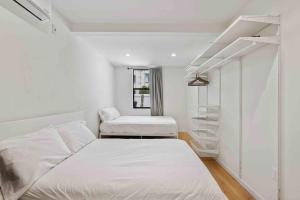 Postel nebo postele na pokoji v ubytování Modern Luxury 1BR Apartment Close to Attractions