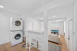 Kuchyň nebo kuchyňský kout v ubytování Modern Luxury 1BR Apartment Close to Attractions