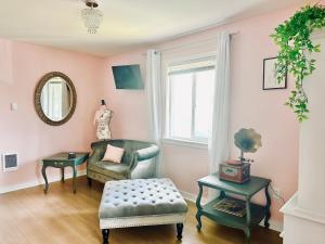 a living room with a chair and a table at Audrey in Salem
