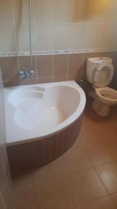 Un baño con bañera y WC. en مطروح شاطيء الأبيض عالبحر مباشر, en Marsa Matruh