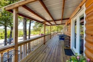 Balkón nebo terasa v ubytování Indian Point Cabin 2 near SDC, Branson, and Table Rock Lake
