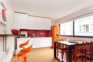 cocina con mesa y sillas en una habitación en Picaria Apartment, en Oporto