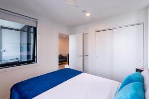 Voodi või voodid majutusasutuse Gorgeous High Floor Skytower view 2 Bedroom Apartment in Auckland CBD toas