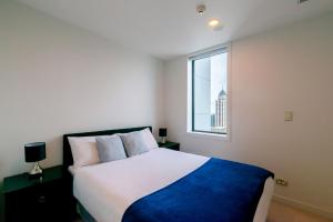 Voodi või voodid majutusasutuse Gorgeous High Floor Skytower view 2 Bedroom Apartment in Auckland CBD toas