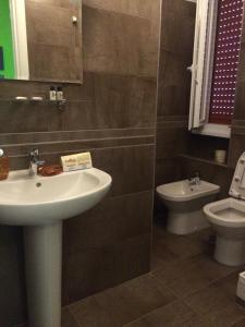 Appartamenti Romatour في روما: حمام مع حوض ومرحاض