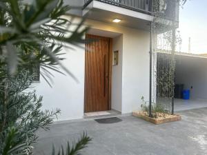 a wooden door on the side of a house at BORA BORA RESIDENCE II Geminados 600 METROS DA EXPOVILLE in Joinville
