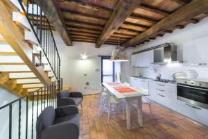 een keuken en eetkamer met een tafel en stoelen bij Agriturismo La Peonia in Bagnoregio