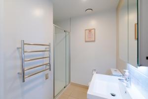 Vannituba majutusasutuses Gorgeous High Floor Skytower view 2 Bedroom Apartment in Auckland CBD