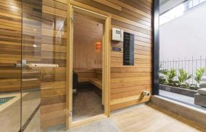 Vannituba majutusasutuses Gorgeous High Floor Skytower view 2 Bedroom Apartment in Auckland CBD