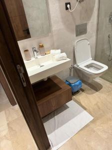 une salle de bain avec un lavabo et des toilettes dans l'établissement Magic Living LUXURY 27 Neuf avec Smart TV, à Casablanca