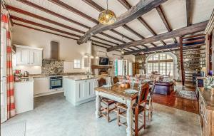 a kitchen and living room with a table and chairs at 4 Bedroom Stunning Home In Escos in Escos