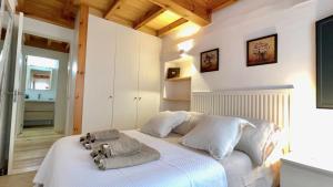 a bedroom with a white bed with white pillows at The Cliffs - Casa Catuxa in Viveiro