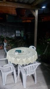 een witte tafel en twee witte stoelen en een tafel en stoelen bij Kitinete final de rua centro in Itajaí +6 foto's