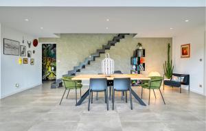 Fotografia z galérie ubytovania Lovely Home In Allauch With Kitchen v destinácii Allauch