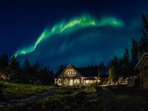 an image of the aurora borealis over a house at Trasti & Trine Boutique Hotel in Alta