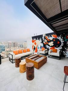 un soggiorno con divani e un murale di MONTERRICO POLO APARTS #17 - Dpto de estreno con Balcón Frente Embajada USA a Lima