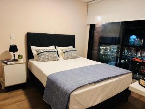 una camera da letto con un letto grande e una finestra di MONTERRICO POLO APARTS #17 - Dpto de estreno con Balcón Frente Embajada USA a Lima Altre 12 foto