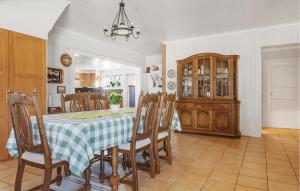 Una cocina y un comedor con mesa y sillas. en Beautiful Home In Lysekil With Sauna, en Lysekil