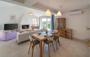 Momjanにある3 Bedroom Amazing Home In Momjanのテーブルと椅子とソファのあるリビングルーム