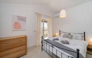 Momjanにある3 Bedroom Amazing Home In Momjanのベッドとドレッサーと窓のある寝室