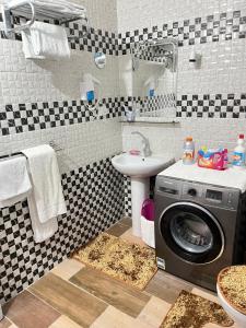 un bagno con lavatrice e lavandino di PortghalibFlat a Port Ghalib