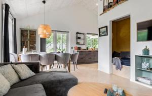 Χώρος καθιστικού στο 3 Bedroom Pet Friendly Home In Ørsted