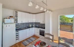 Η κουζίνα ή μικρή κουζίνα στο Awesome Home In Sveio With Wifi