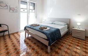 A bed or beds in a room at 4 Bedroom Amazing Home In Laura