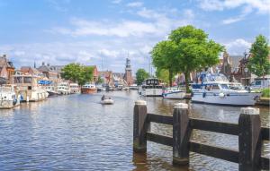 eine Gruppe von Booten wird in einem Kanal angedockt in der Unterkunft 2 Bedroom Nice Home In Lemmer in Lemmer + 19 Fotos