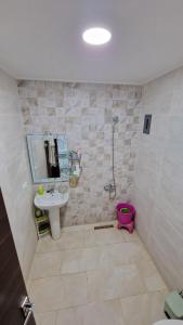un baño con lavabo y ducha en Logement Sable et Vagues, en Saidia 