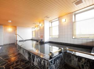a room with a pool of water in a bathroom at APA Hotel Nagoya Sakae in Nagoya