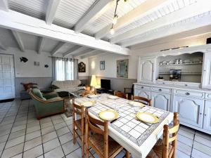 eine Küche und ein Esszimmer mit Tisch und Stühlen in der Unterkunft Maison familiale à La Brée-les-Bains - 3 chambres, terrasse, près de la plage - FR-1-246A-318 in La Brée-les-Bains