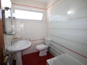 ein weißes Badezimmer mit Toilette und Waschbecken in der Unterkunft Ático acogedor con gran terraza cerca de la playa de La Farella, Llançà - ES-228-191 in Llança + 5 Fotos