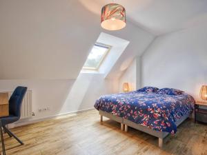 a bedroom with a bed and a desk and a window at Appartement familial à 250m du golf et de la plage, parking inclus - Varaville - FR-1-788-16 in Varaville