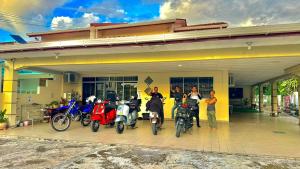 Gambar di galeri bagi Sabah homestay 16pax stay near Imago 15minutes strong WiFi Gathering Environment house di Kota Kinabalu
