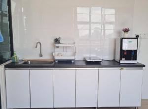 Kuchyň nebo kuchyňský kout v ubytování Nino Homestay Roxy Apartment Kuching
