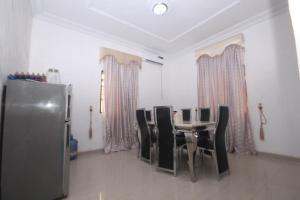 Una cocina o cocineta en White House Service Apartment