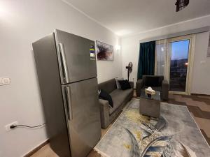 una cucina con frigorifero in acciaio inossidabile in soggiorno di PortghalibFlat a Port Ghalib
