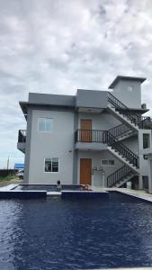 una casa con una piscina di fronte di VillaMar Ramos Resort a Lingayen
