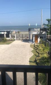 una vista della spiaggia dal balcone di una casa sulla spiaggia di VillaMar Ramos Resort a Lingayen Altre 4 foto