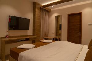 TV a/nebo společenská místnost v ubytování The Paradise Hotel - LUXURY STAY