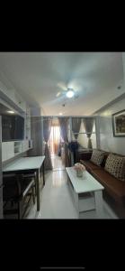 Posezení v ubytování Yvonne Condo at Primeworld Lapu Lapu, Mactan Cebu