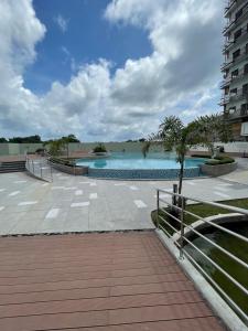 Bazén v ubytování Yvonne Condo at Primeworld Lapu Lapu, Mactan Cebu nebo v jeho okolí