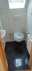 Bilik mandi di Ferienwohnung Ermstal +9 gambar