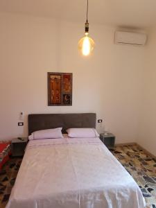 Un dormitorio con una cama grande con dos almohadas. en Fillak home, en Génova