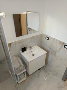 un baño con lavabo y espejo en Fillak home, en Génova 6 fotos más